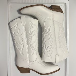 NWOT 2 in stacked heel white cowboy boot